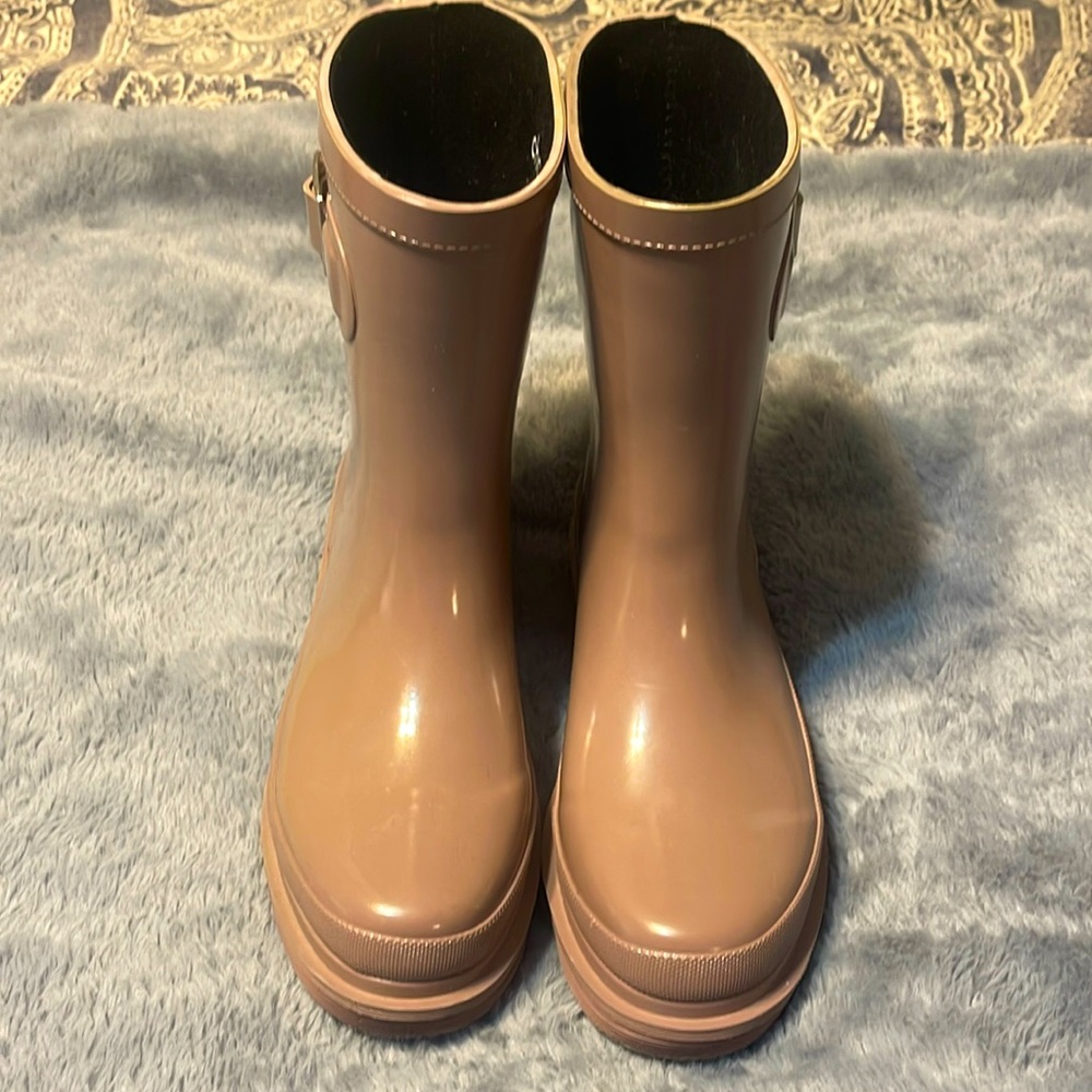 Chookarain boots size 7 1/2 they are technically 8 but they are sized as a 7 1/2